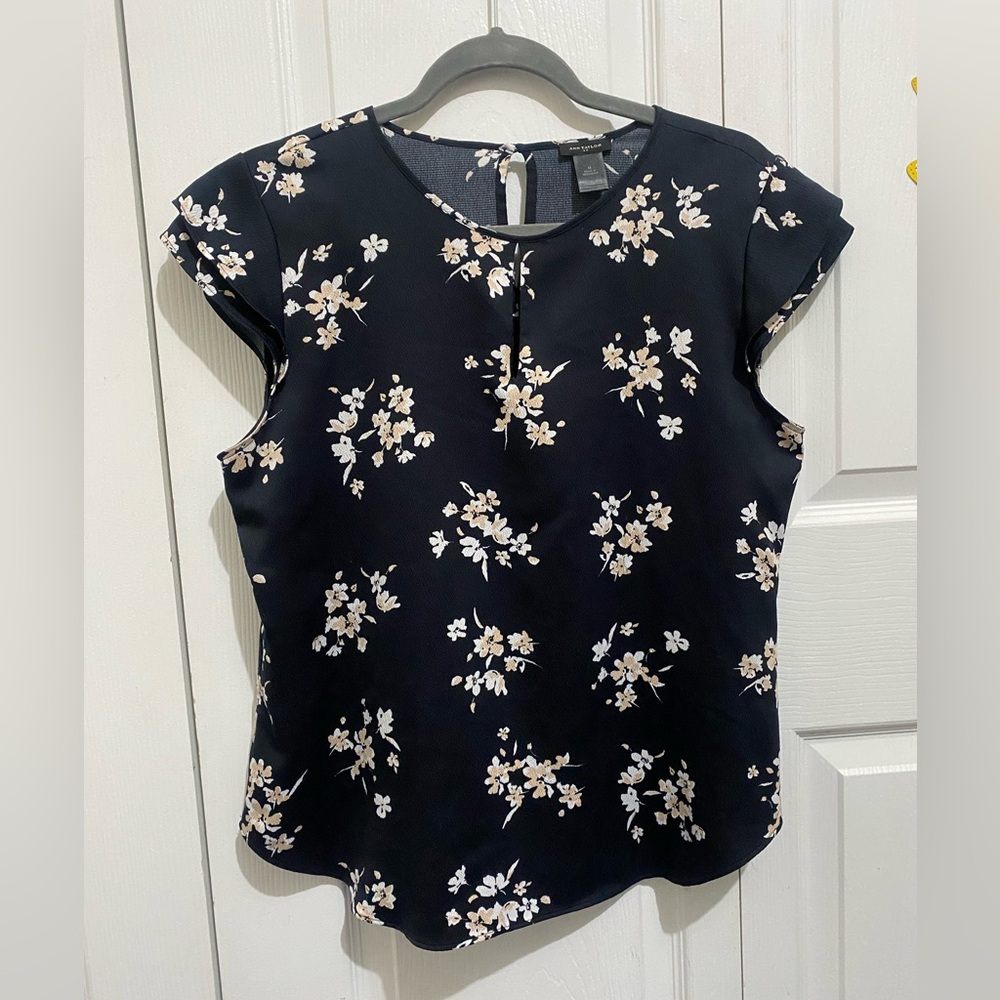 Ann Taylor Women’s Floral Blouse – Size M
